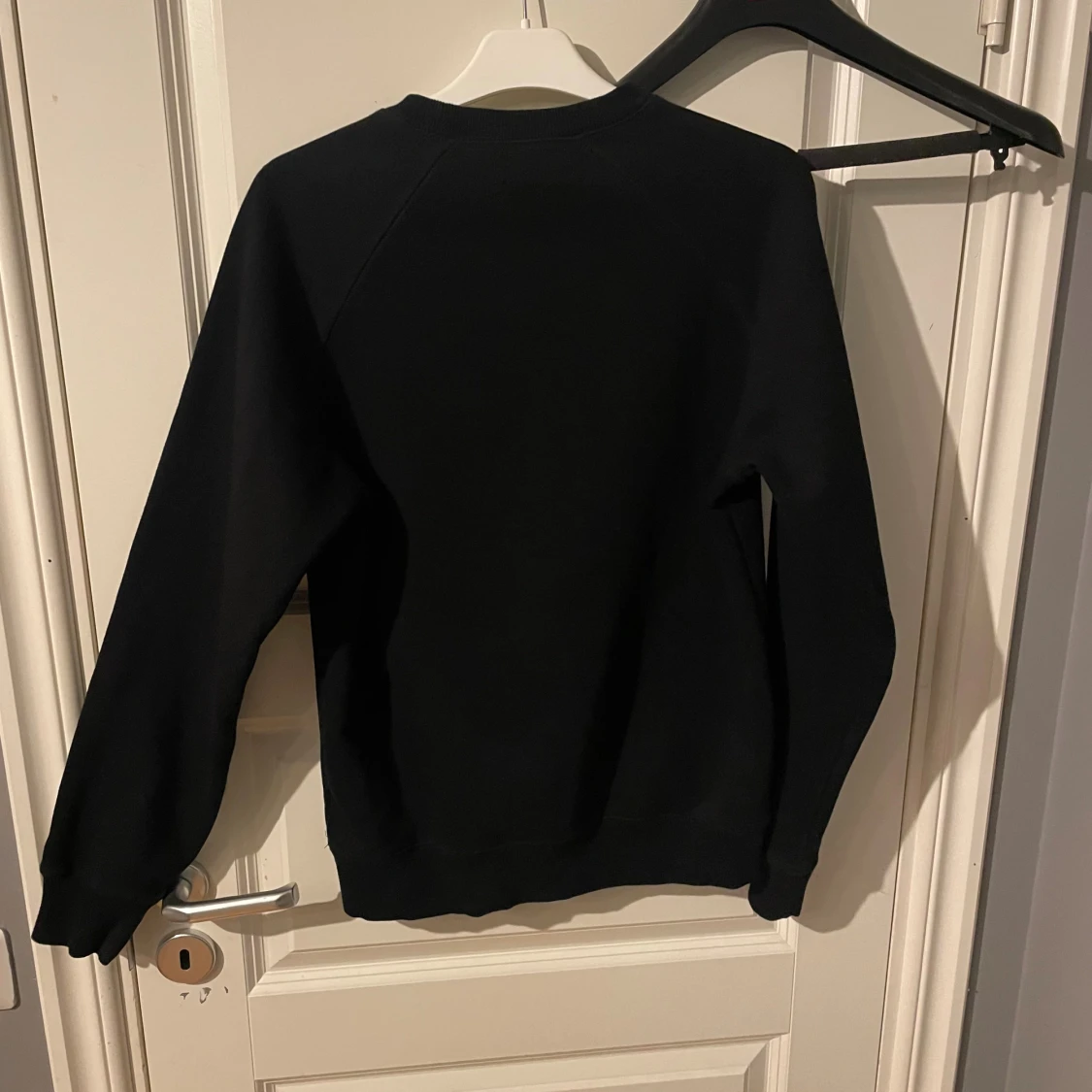 Svart sweatshirt från Carhartt  - 1