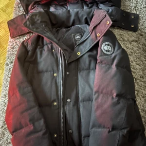  Canada Goose Wyndham Parka - Säljer en Canada Goose (Äkta) . Använd 1 vinter digitalt kvitto finns pris kan sänkas bara på snabb affär! Köpt för 18,700, mitt pris 10,000 storlek S men passar M också.