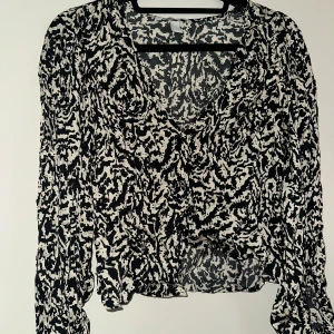 Blus - Blus av silkesmaterial, kort, pösiga ärmar. Super snygg till en kjol eller högmidjade byxor 