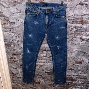 Nudie Jeans - Mycket fint skick, inga defekter. Nypris ca 2000kr. Väldigt unik wash med potential till feta detaljer! Storlek W29, passar dig som är mellan 170-180cm ungefär. Lean dean modellen. Inga konstigheter med jeansen. Tags medföljer inte. Skriv för mer information!🤝