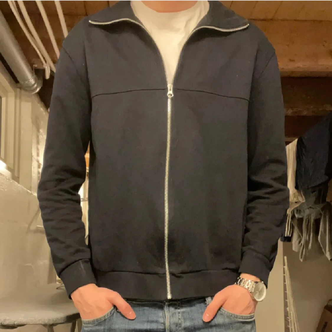 Svart ziptröja från East West