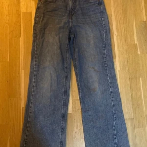 Blå raka jeans från LAB Industries - Säljer ett par klassiska blå jeans från LAB Industries i storlek 164. Modellen har raka ben och normal passform, med fem fickor och knapp- samt dragkedjestängning. Jeansen är tillverkade i slitstarkt denim och har en tidlös look som funkar till det mesta.