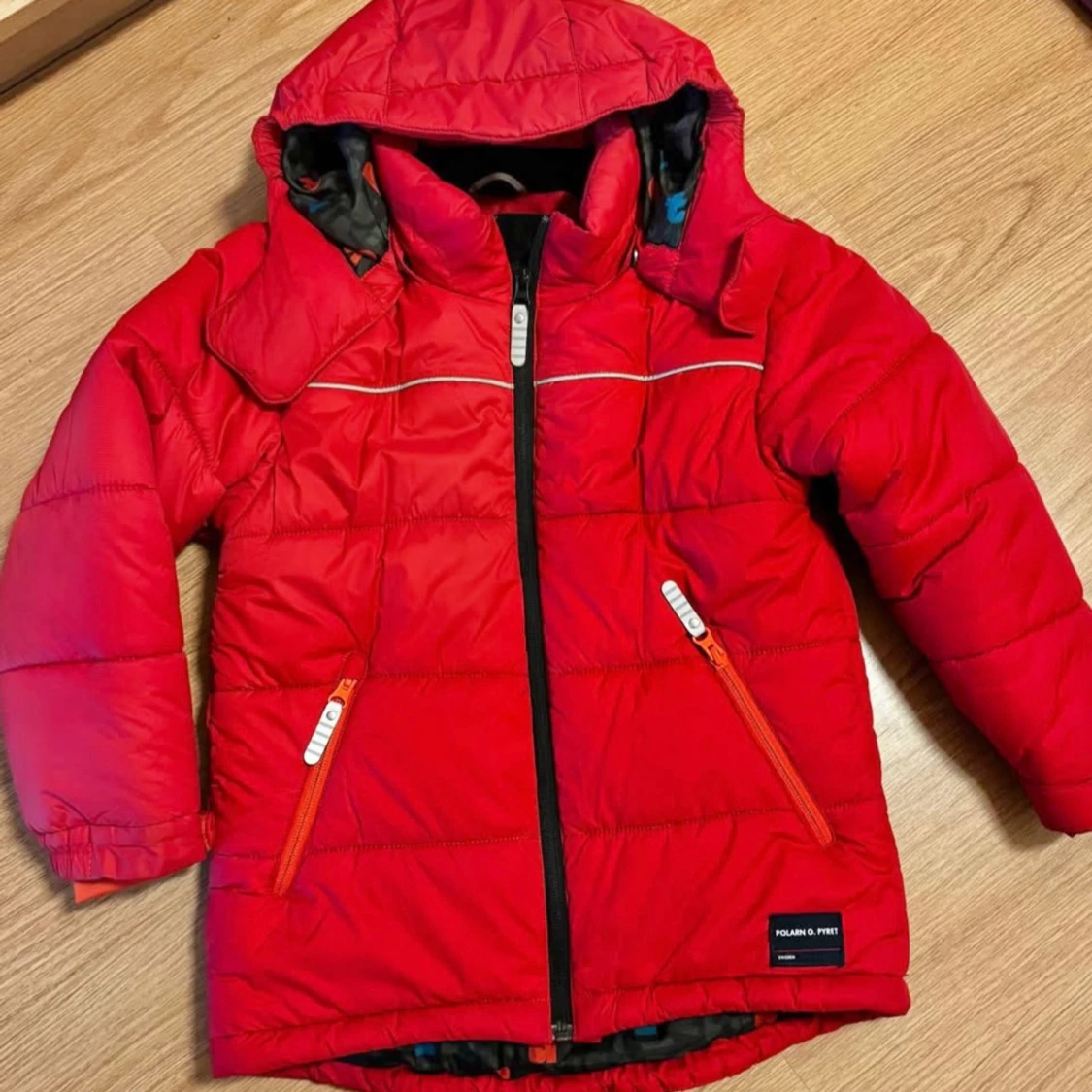 Röd pufferjacka från Polarn O. Pyret