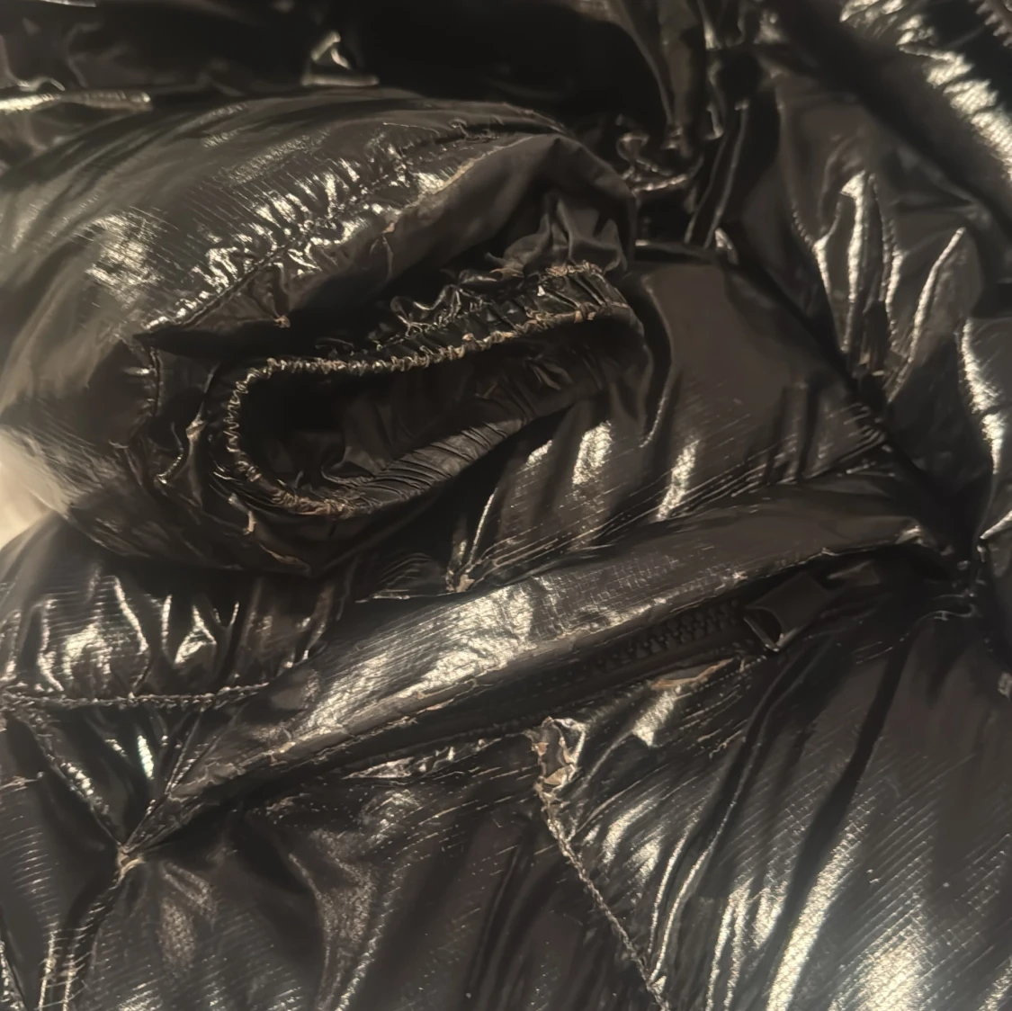 Svart glansig puffig vinterjacka - 4