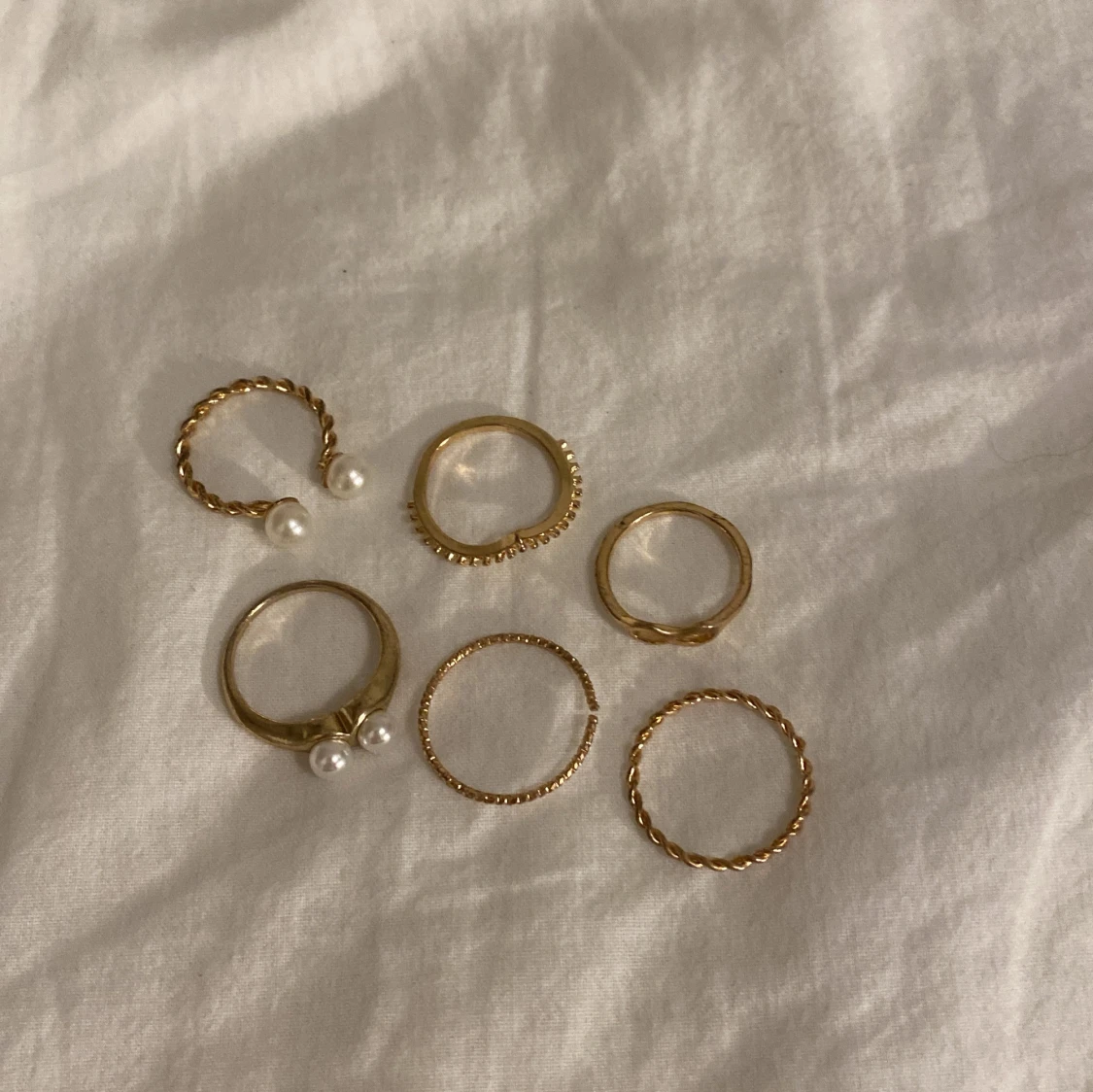 Set med sex guldiga ringar med pärlor - 2