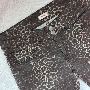 Leopard jeans - Nelly - Super snygga men dom är försmå tyvärr - därav endast använda 1 gång. Skriv gärna vid frågor! Jag postar snabbt!🥰