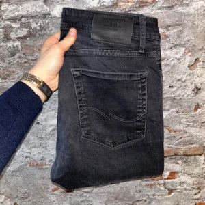 Jack & Jones jeans - Mycket fint skick, inga defekter. Nypris ca 800kr. Storlek W31, passar dig som är mellan 175-185cm ungefär. Inga konstigheter med jeansen. Tags medföljer inte. Skriv för mer information!🤝