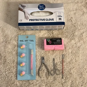 Nail Art Tool Kit & Protective Gloves - Komplett nagelvårdspaket med Nord Clean skyddshandskar ( M), Nail Art Tool med 4 extra svampar, nagelservetter, nagelklippare, sax och nagelverktyg. Allt i gott skick!