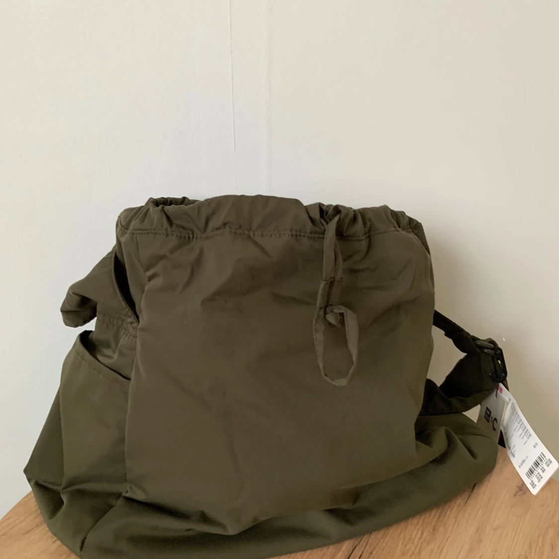 Helt ny Uniqlo olivgrön väska / Uniqlo soft puffy shoulder bag - 1