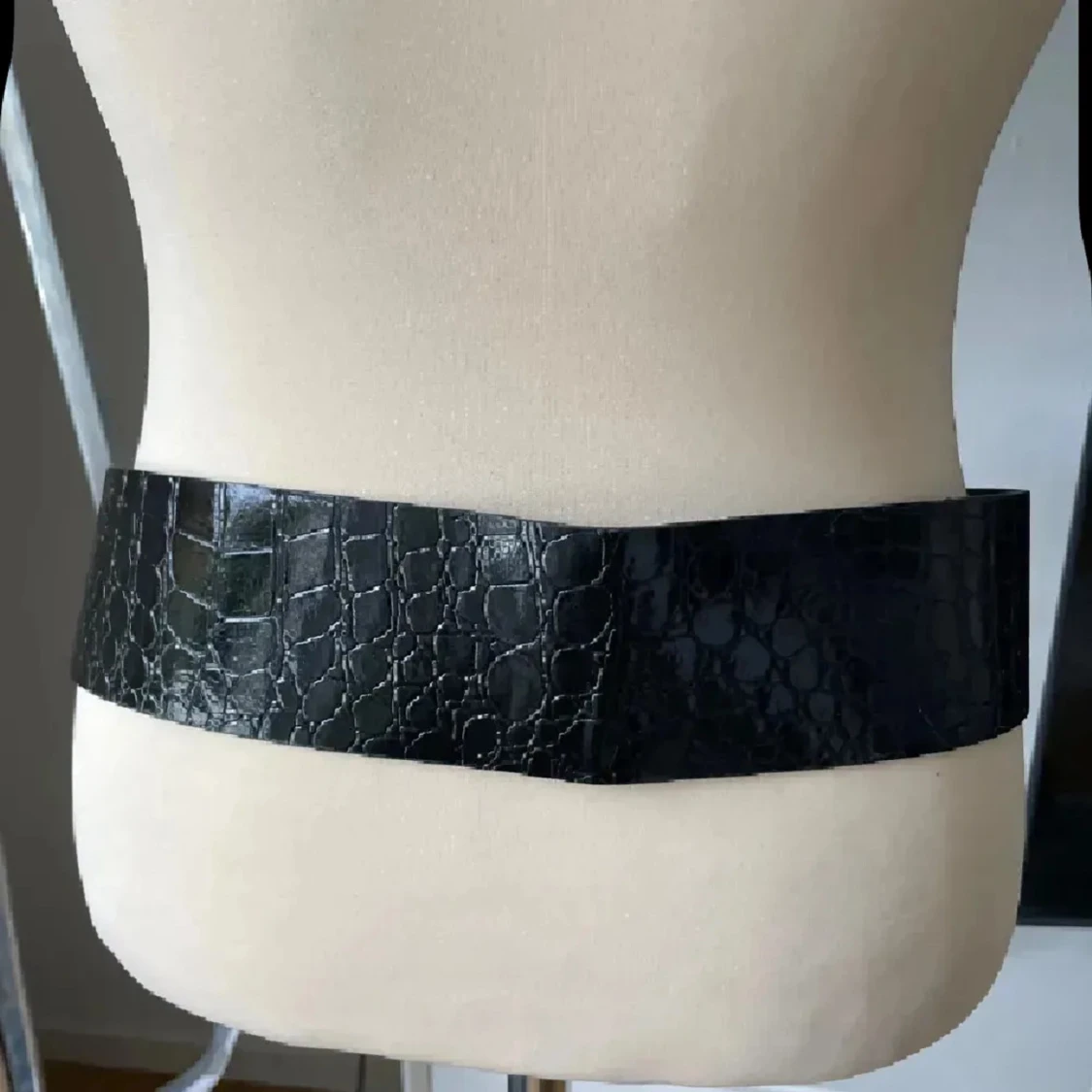 Svart brett bälte med bladdekor - 3