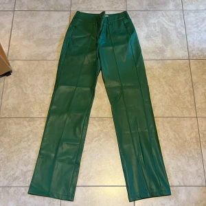 Gröna raka byxor i fejkskinn - Gröna raka byxor i fejkskinn från stradivarius. 
