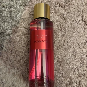 Victoria's Secret Romantic mist - Fragrance mist från Victoria's Secret med namnet Romantic. Flaskan rymmer 250 ml (8.4 fl oz). Perfekt för dig som vill ha en fräsch och trendig doft att spraya på när som helst. Helt ny aldrig använd. 