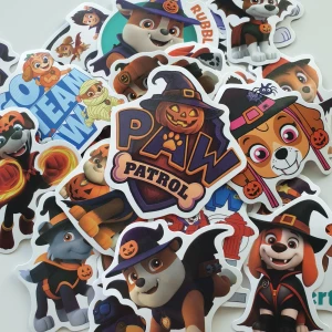 26st Paw Patrol Halloween Klistermärken - Ett set med färgglada Paw Patrol-klistermärken med Halloween-tema. Motiven visar populära karaktärer utklädda till häxor, vampyrer och andra festliga figurer. Perfekt skick, inga synliga defekter. Roliga dekorationer för barnens pyssel eller presenter.