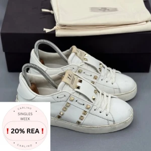 Valentino Rockstud | 37 - Valentino Rockstud sneakers | Fint skick! | Storlek 36.5 men passar 37 | Endast skorna ingår | INGA BYTEN | Fraktar spårbart eller möts upp i Täby 