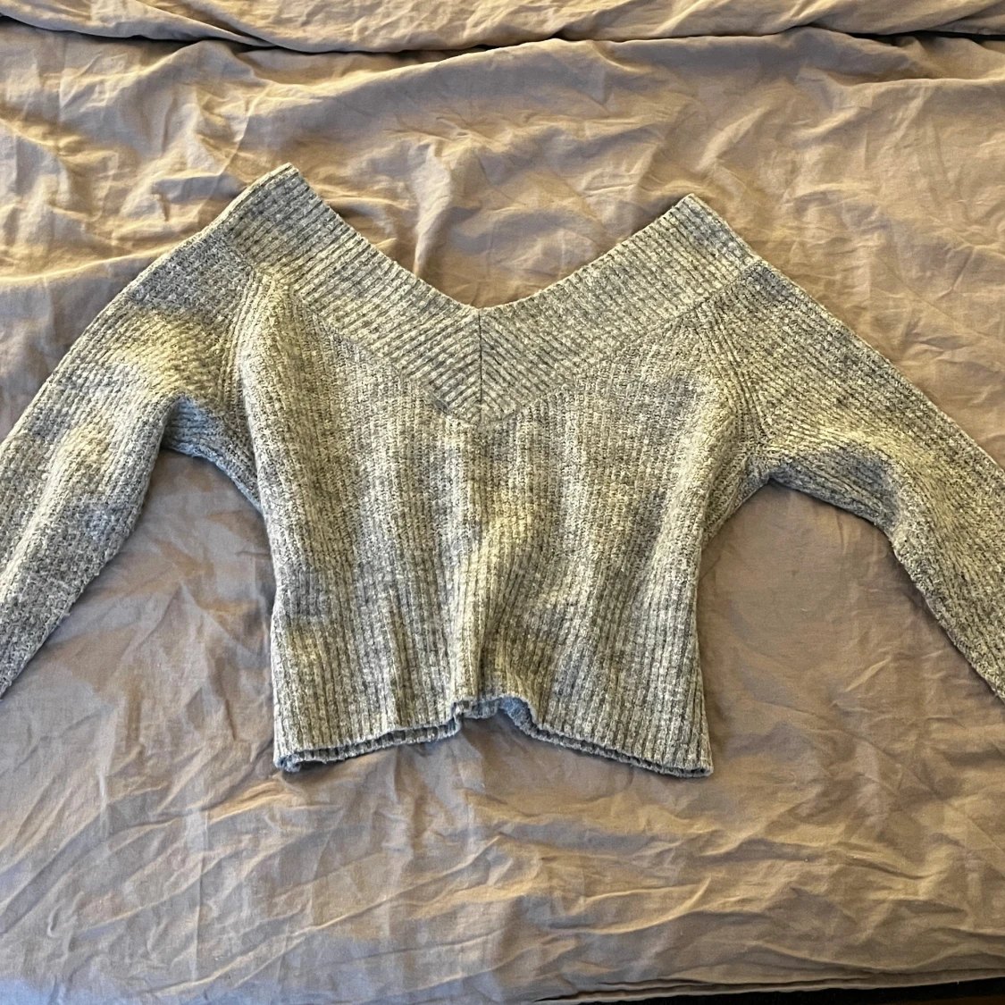 Grå ribbad stickad tröja med v-ringning - 2