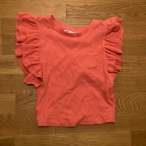Volang topp - Säljer en korallrosa topp från Zara i storlek S.