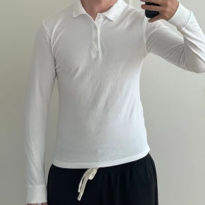 Pikétröja  - Vit pikétröja. Storlek XS.