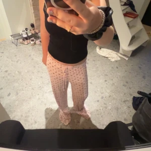 Rosa söta byxor med körsbärsmönster💓🍒 - Säljer ett par supermysiga rosa mjukisbyxor i storlek S med gulligt körsbärsmönster. Byxorna har snörning i midjan och är tillverkade i mjukt bomullsmaterial. Perfekta pyjamas byxor!💓💓