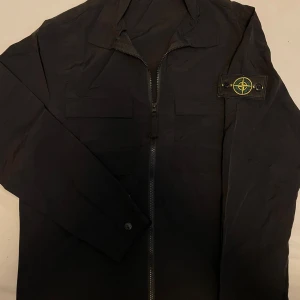 Stone Island overshirt - Overshirt som passar perfekt under höst och våren, den är inte varm men med en tjocktröja under så är du hemma🫡 använd 2 gånger