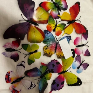 Färgglada 3D fjärilsmagneter för väggdekoration - Set med 3D fjärilsmagneter i olika färger och storlekar, perfekta för att dekorera väggar, kylskåp eller andra ytor. Inkluderar självhäftande pads. Fjärilarna är i nyskick utan synligt slitage eller defekter. 12st /paket/ 85kr 