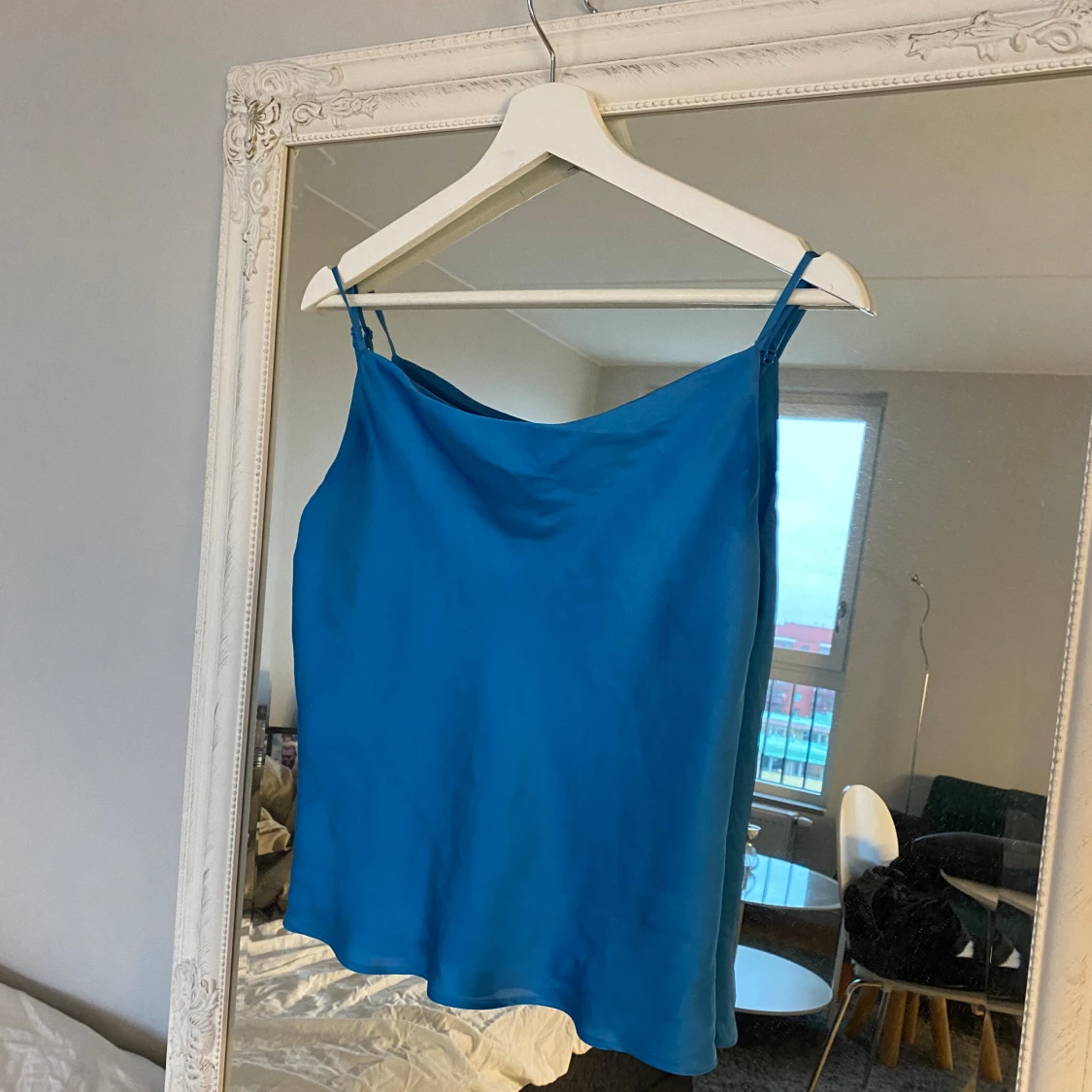 Blå satin linnetopp fr. H&M i strl 32 - 2