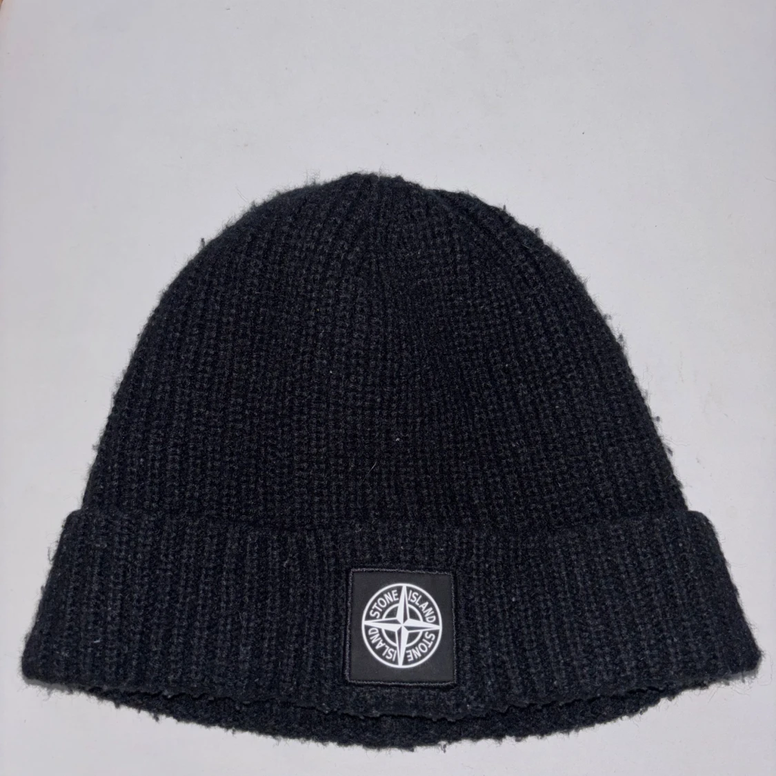 Svart stickad mössa Stone Island