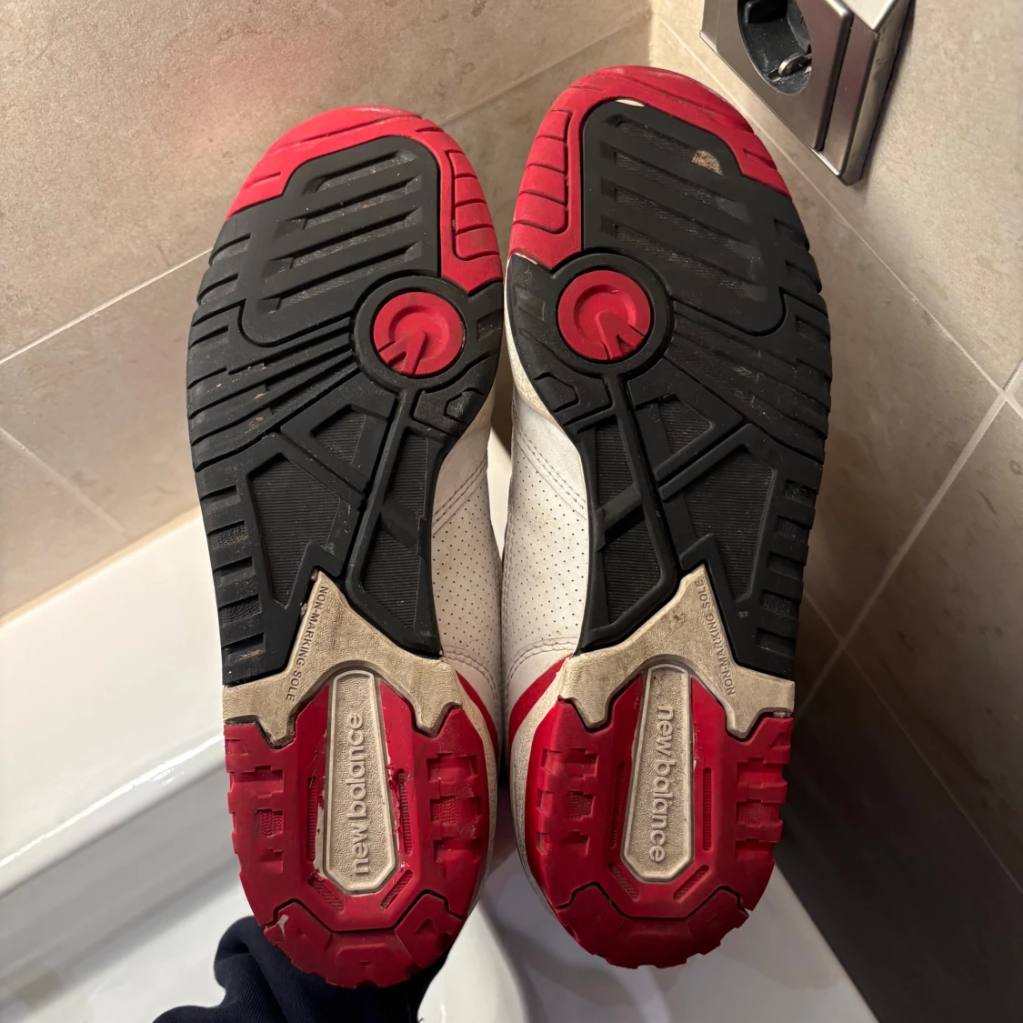 New Balance 550 vita och röda. - 4