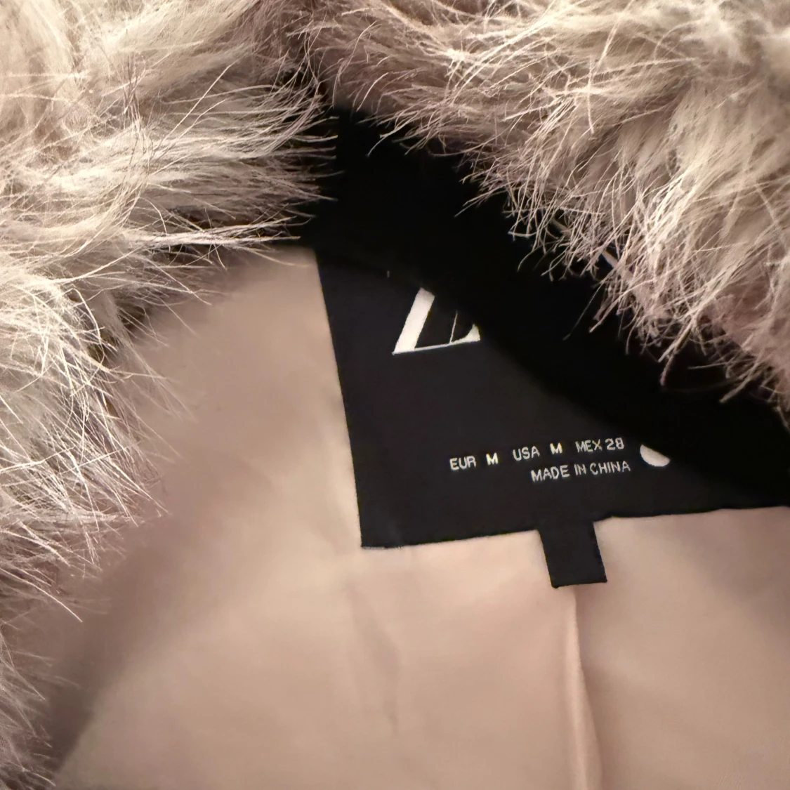 Beige pälsjacka från Zara - 1