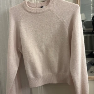 Ljusrosa stickad tröja H&M Divided XS - Mysig ljusrosa stickad tröja från H&M Divided i storlek XS. Tröjan har rund hals, ribbade muddar och lång ärm. Perfekt för dig som gillar en enkel och clean look med mjukt material och relaxed passform.