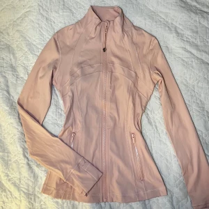 Lululemon Define Jacket - Säljer min fina lululemon jacka i ljusrosa färg, storlek 2 långa modellen. Mycket fint skick, knappt använd, passar XS