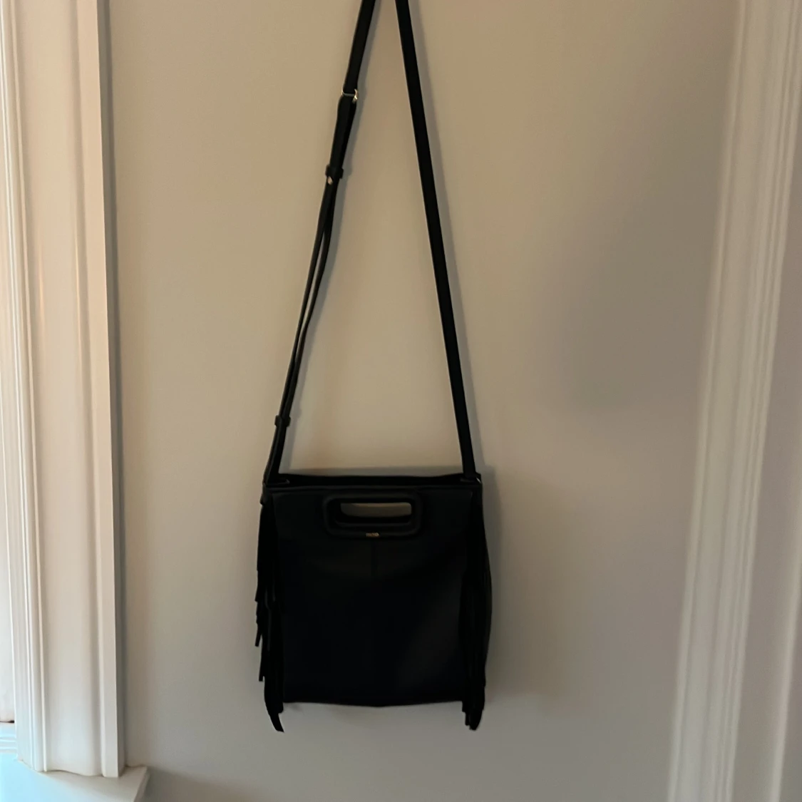 Svart axelväska med fransar från Maje - 1