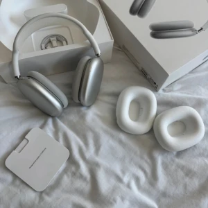 AirPods Max - Snygga Apple AirPods Max i silver, komplett med originalkartong, laddningskabel och extra öronkuddar. Hörlurarna är i mycket gott skick med minimalt slitage. Perfekt för dig som vill ha högkvalitativt ljud och aktiv brusreducering i stilren design.