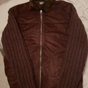 Gran Sasso päls jacka/ cardigan  - Säljer en brun teddyjacka från Gran Sasso med stickade ärmar och mjuk päls på insidan och kragen. Jackan har dragkedja framtill och ribbad struktur på ärmarna. Perfekt för dig som gillar en cozy och chill vibe under hösten och vintern. Passar M/L storlek 48 