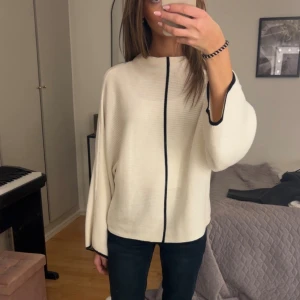 Vit loose stickad poncho liknade tröja - Jättesnygg stickad törja/poncho!! Den är väldigt luftig och bekväm!! 🤍