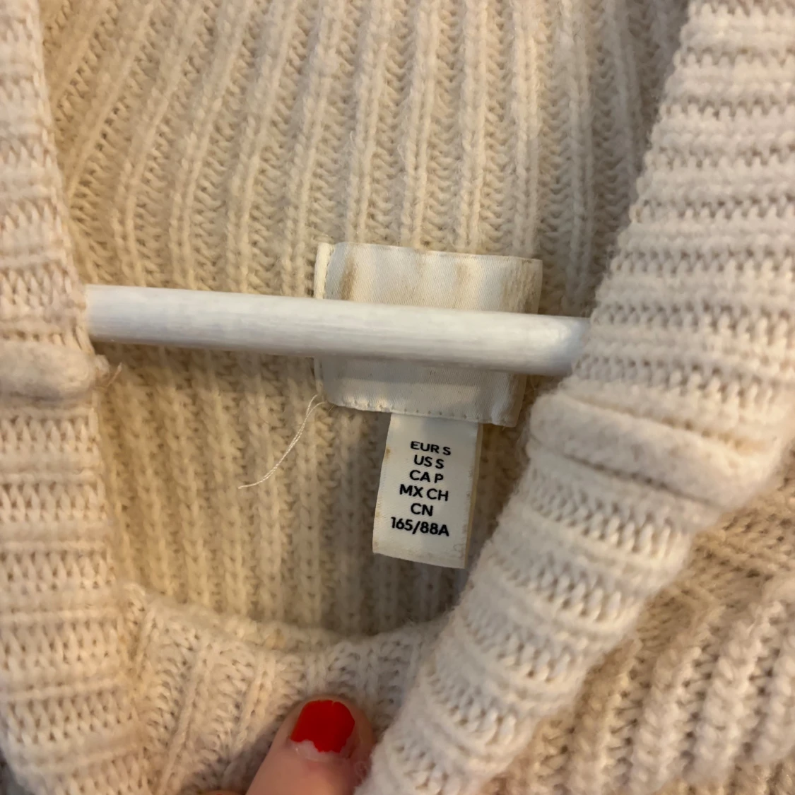 Beige ribbad stickad tröja med hög krage  - 1