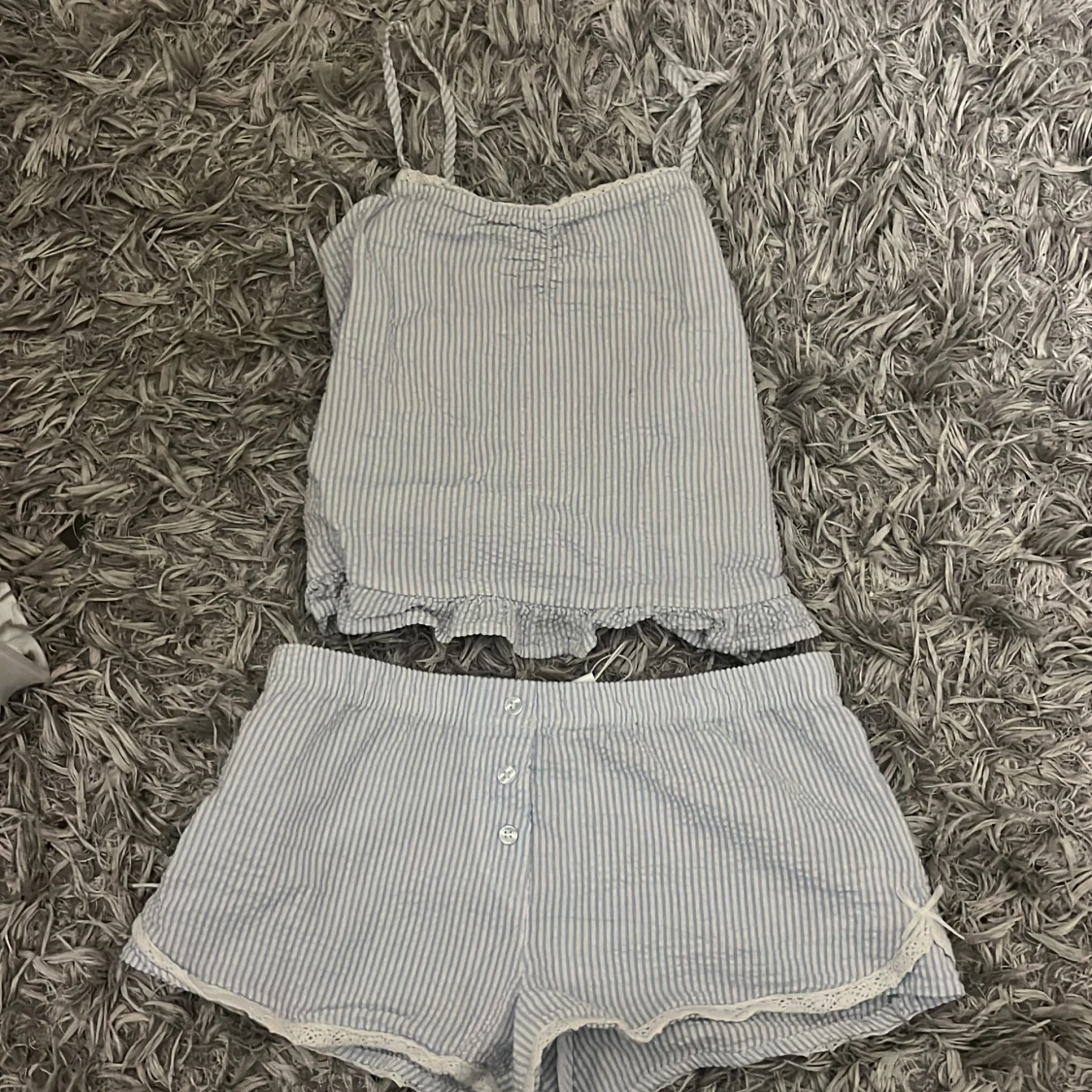 Blåvit pyjamas bomullsshorts och topp med spets