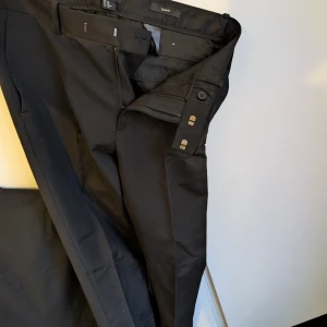 Kostym byxor (och kavaj) - Svarta kostymbyxor i storlek 50. Säljer även kavaj i annan annons.