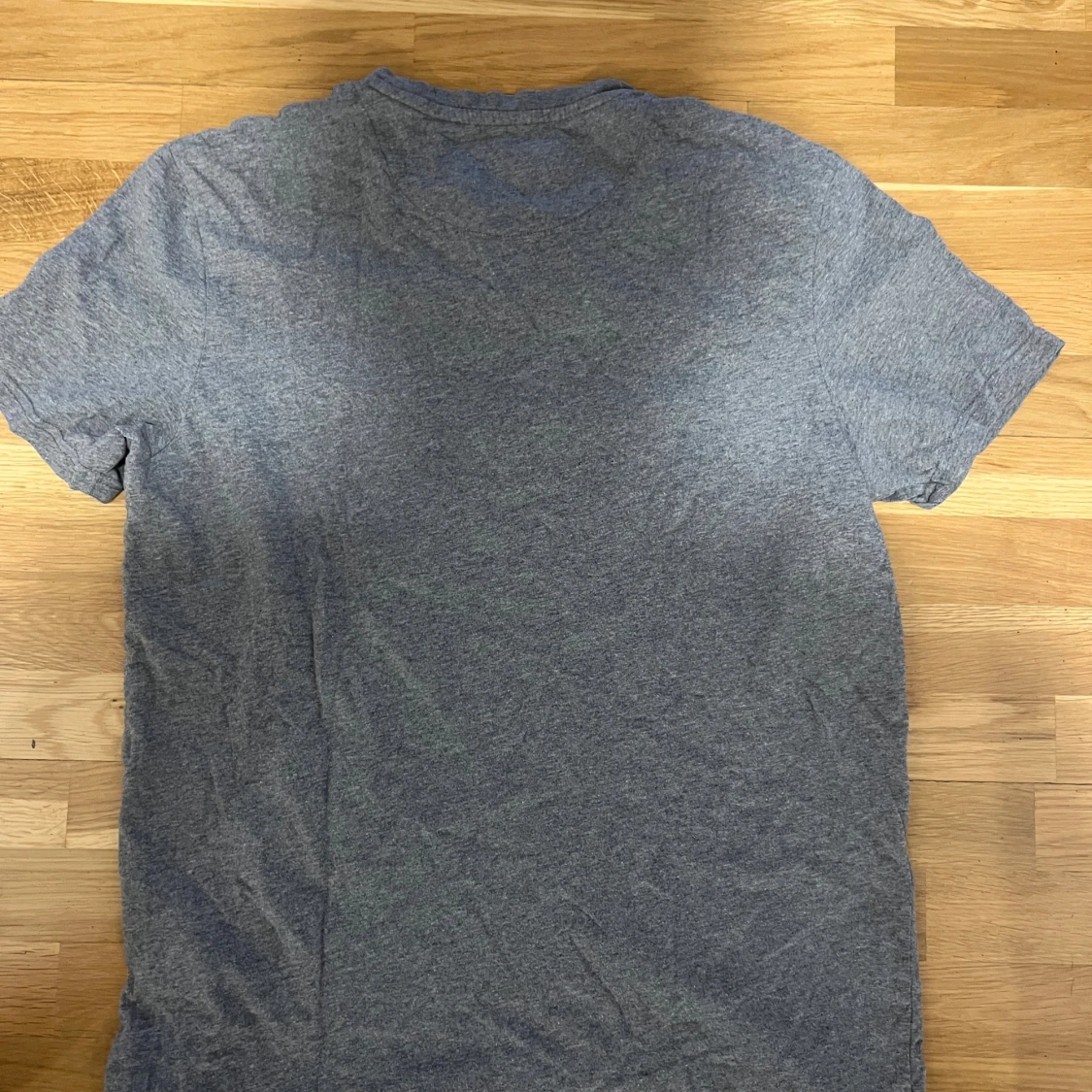 Grå t-shirt från Lyle & Scott, M - 1