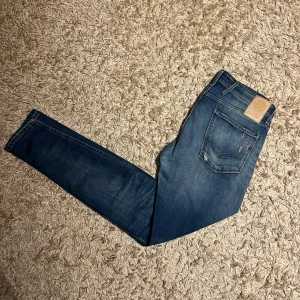 Replay anbass jeans i slim passform herr - Replay anbass jeans i slim passform. Storlek W30. Skön wash o små slitningar. Mycket bra skick övrigt, inga defekter Postas samma dag som köp eller dagen därpå🙌💯