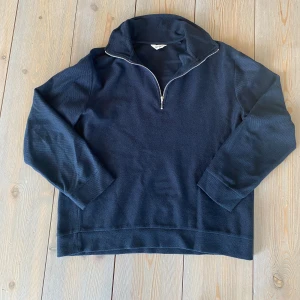 Skön stickad halfzip🧵 - Mörkblå stickad halfzip från brothers i strl M (liten i storleken). Passformen är bra och den sitter snyggt med ett par jeans✨Utan defekter🛒Endast 249kr🚚Fri frakt hela veckan! 