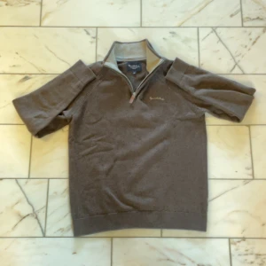 Brun stickad half zip tröja Bondelid - Snygg tröja i bra skick, är nopprig på stora delar av plagget men går säkert att motverka med rätt verktyg 