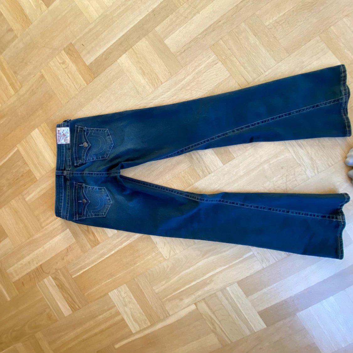 Blå bootcut jeans med nitar - 2