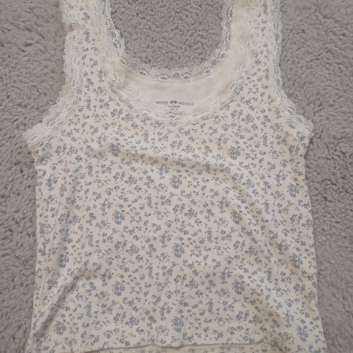 Blommig spetskantad linnetopp Brandy Melville