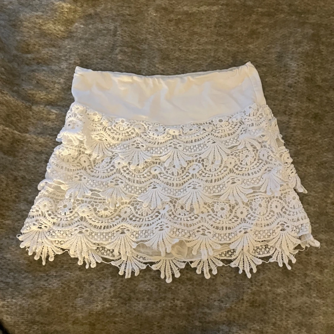 Vit spetskjol med volangdetaljer