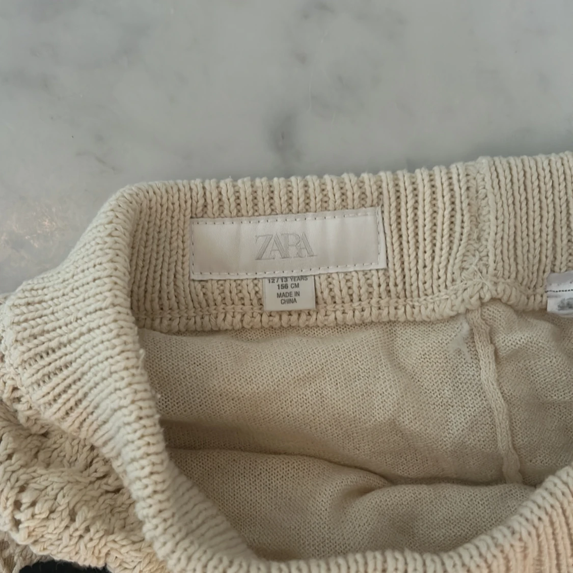 Stickade beige byxor från Zara