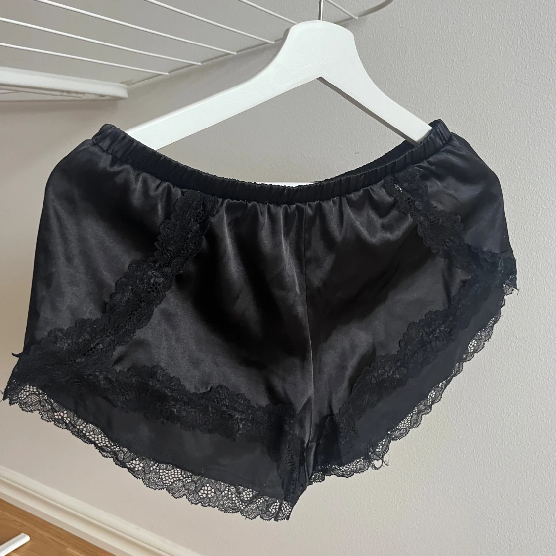 Svarta silkesliknande shorts med spets - 1