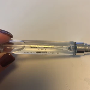 Molton Brown - Sunlite clementine & vetiver. 7,5ml eau de parfum. Mängd kvar enligt bild. Förvarats mörkt. Supergod! Passade tyvärr inte mig. 