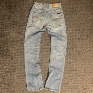 Nudie jeans slim jim  - Säljer ett par slim jim nudie jeans med snygga slitningar både bak och fram. De är i mycket gott skick, inga hål. Storlek 28/32. Skriv om de finns några frågor!