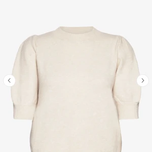 Ljus stickad tröja med puffärm - Superfin ljus stickad tröja med puffiga halvlånga ärmar och rund hals. Tröjan har ribbade muddar vid ärmslut och nederkant, vilket ger en snygg och modern siluett. Perfekt att styla med jeans eller kjol för en trendig look. Pris kan diskuteras 