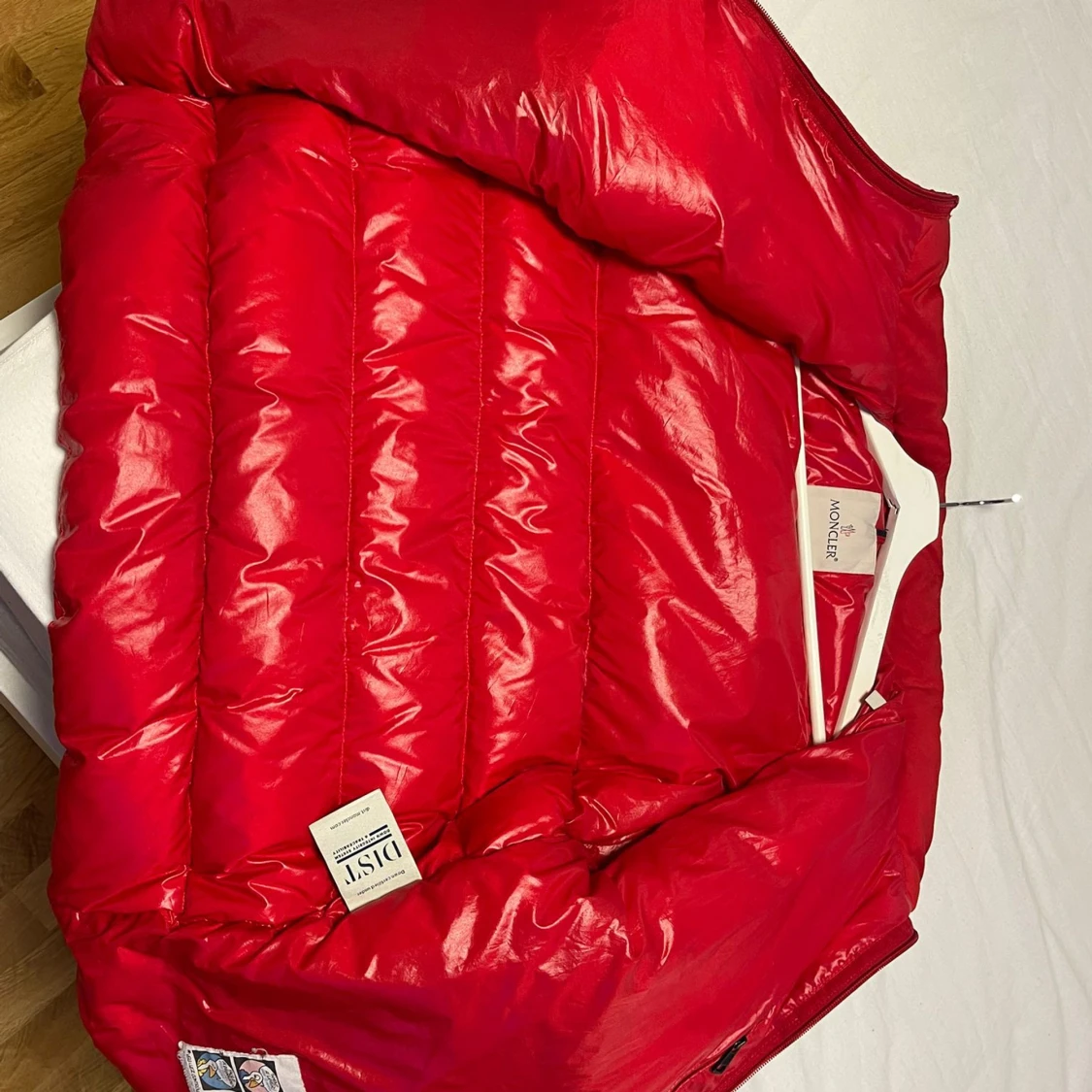 Röd Moncler pufferjacka med logga - 2